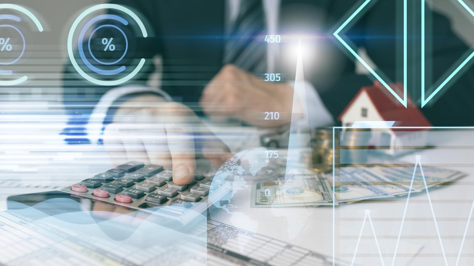 Ejecutivo haciendo cuentas con una calculadora